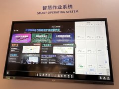 责人引见：“学生正在写功课的同时